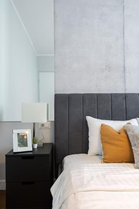 Stunning Views 2Br Midtown Flat - Charming Balcony Leilighet Bucureşti Eksteriør bilde