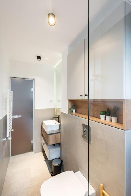Stunning Views 2Br Midtown Flat - Charming Balcony Leilighet Bucureşti Eksteriør bilde