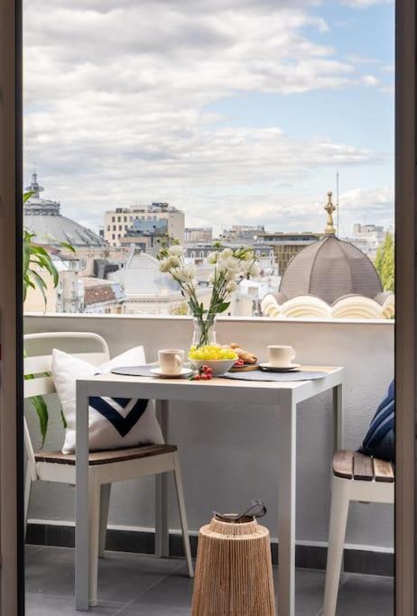 Stunning Views 2Br Midtown Flat - Charming Balcony Leilighet Bucureşti Eksteriør bilde