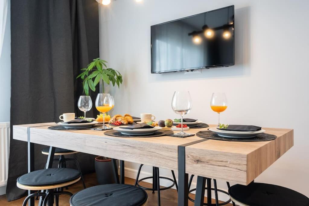 Stunning Views 2Br Midtown Flat - Charming Balcony Leilighet Bucureşti Eksteriør bilde