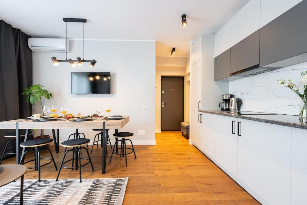 Stunning Views 2Br Midtown Flat - Charming Balcony Leilighet Bucureşti Eksteriør bilde
