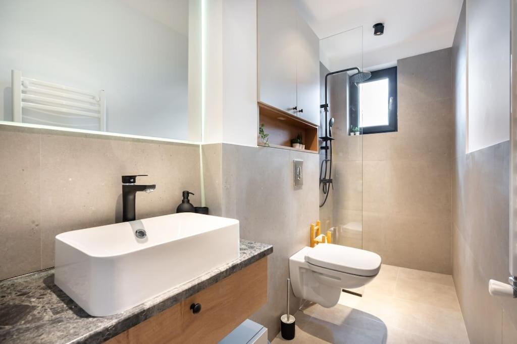 Stunning Views 2Br Midtown Flat - Charming Balcony Leilighet Bucureşti Eksteriør bilde
