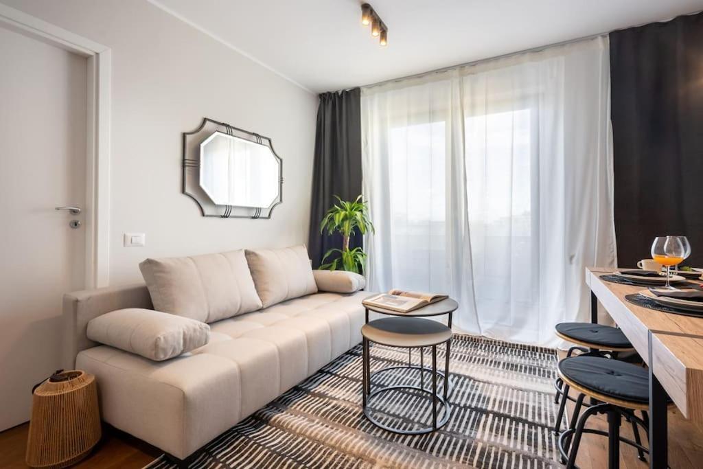 Stunning Views 2Br Midtown Flat - Charming Balcony Leilighet Bucureşti Eksteriør bilde