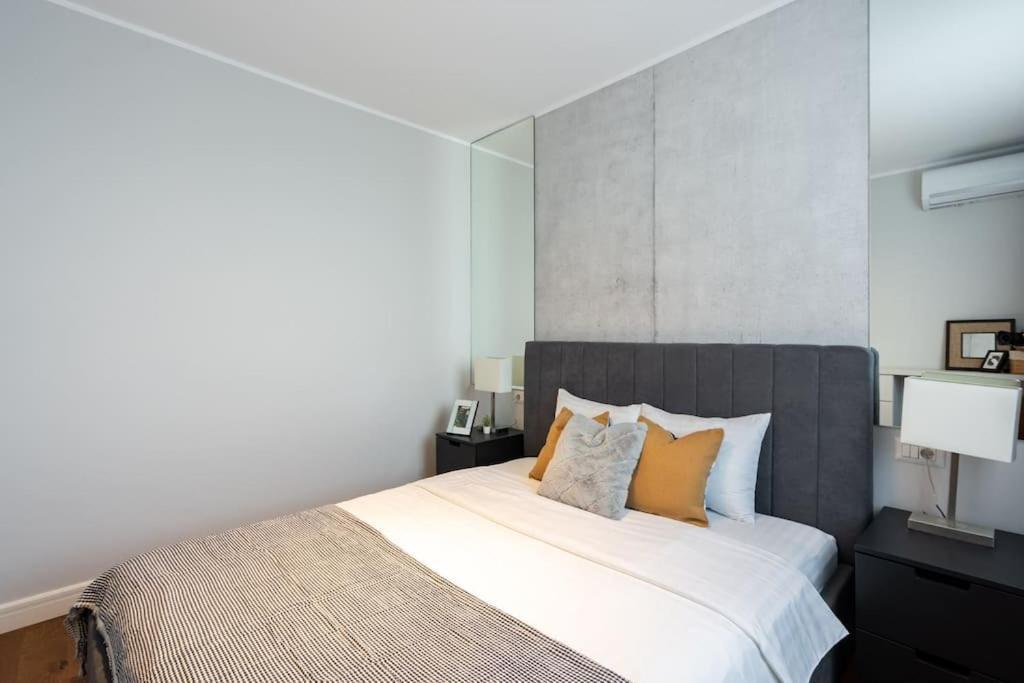 Stunning Views 2Br Midtown Flat - Charming Balcony Leilighet Bucureşti Eksteriør bilde