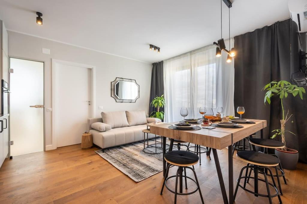 Stunning Views 2Br Midtown Flat - Charming Balcony Leilighet Bucureşti Eksteriør bilde