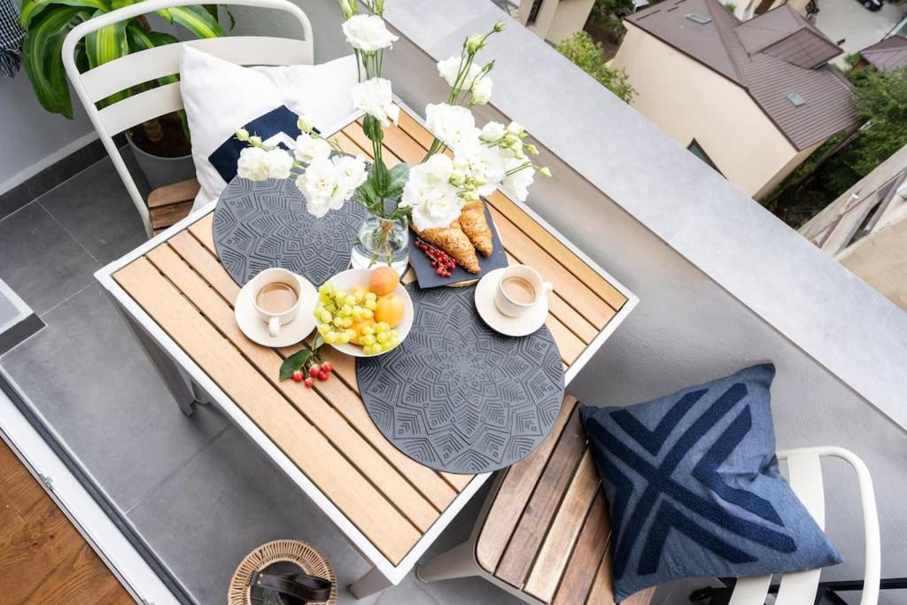 Stunning Views 2Br Midtown Flat - Charming Balcony Leilighet Bucureşti Eksteriør bilde