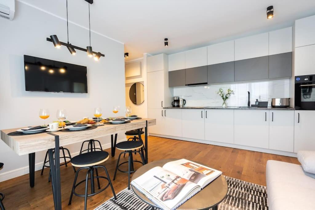 Stunning Views 2Br Midtown Flat - Charming Balcony Leilighet Bucureşti Eksteriør bilde