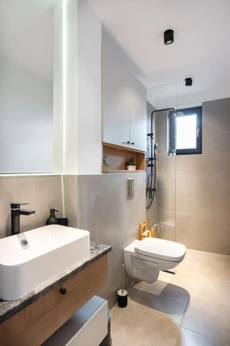 Stunning Views 2Br Midtown Flat - Charming Balcony Leilighet Bucureşti Eksteriør bilde
