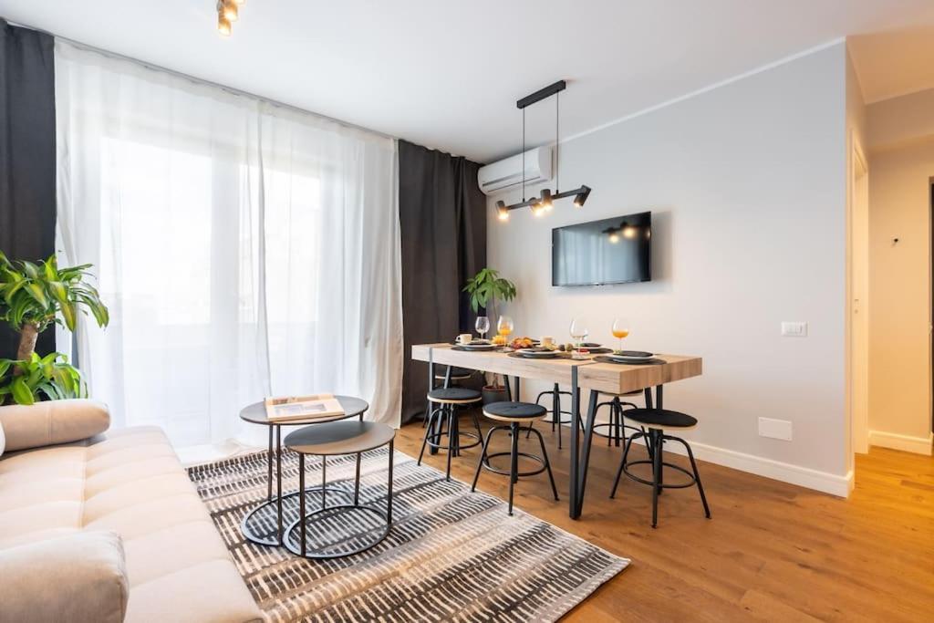 Stunning Views 2Br Midtown Flat - Charming Balcony Leilighet Bucureşti Eksteriør bilde