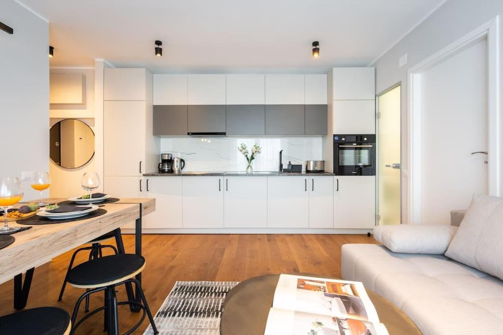 Stunning Views 2Br Midtown Flat - Charming Balcony Leilighet Bucureşti Eksteriør bilde